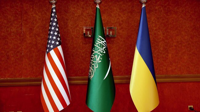 Флаги США, Саудовской Аравии и Украины