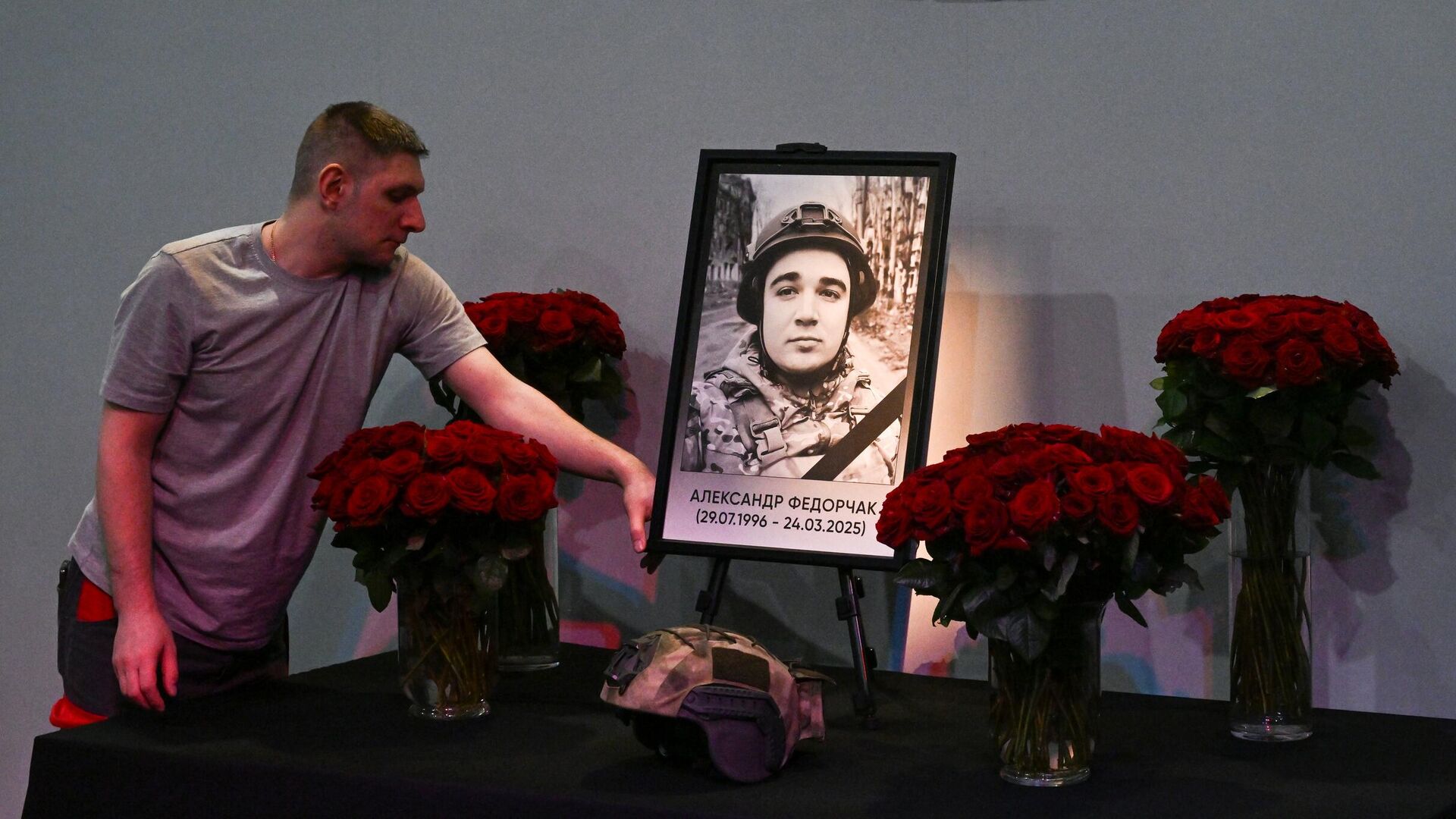 Цветы в память о погибшим журналисте Александре Федорчаке в МИЦ Известия в Москве - РИА Новости, 1920, 25.03.2025