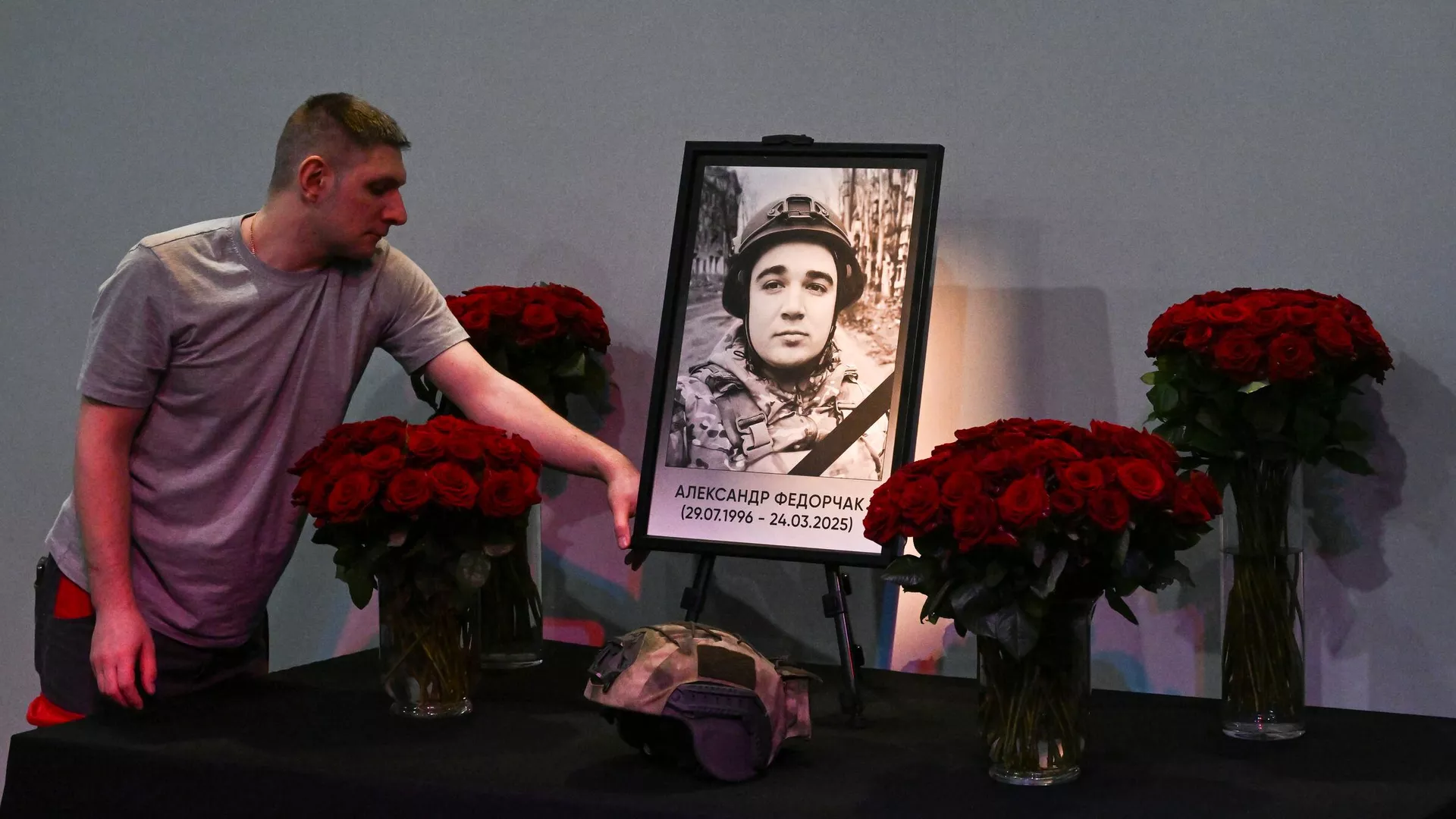 Цветы в память о погибшим журналисте Александре Федорчаке в МИЦ Известия в Москве - РИА Новости, 1920, 25.03.2025