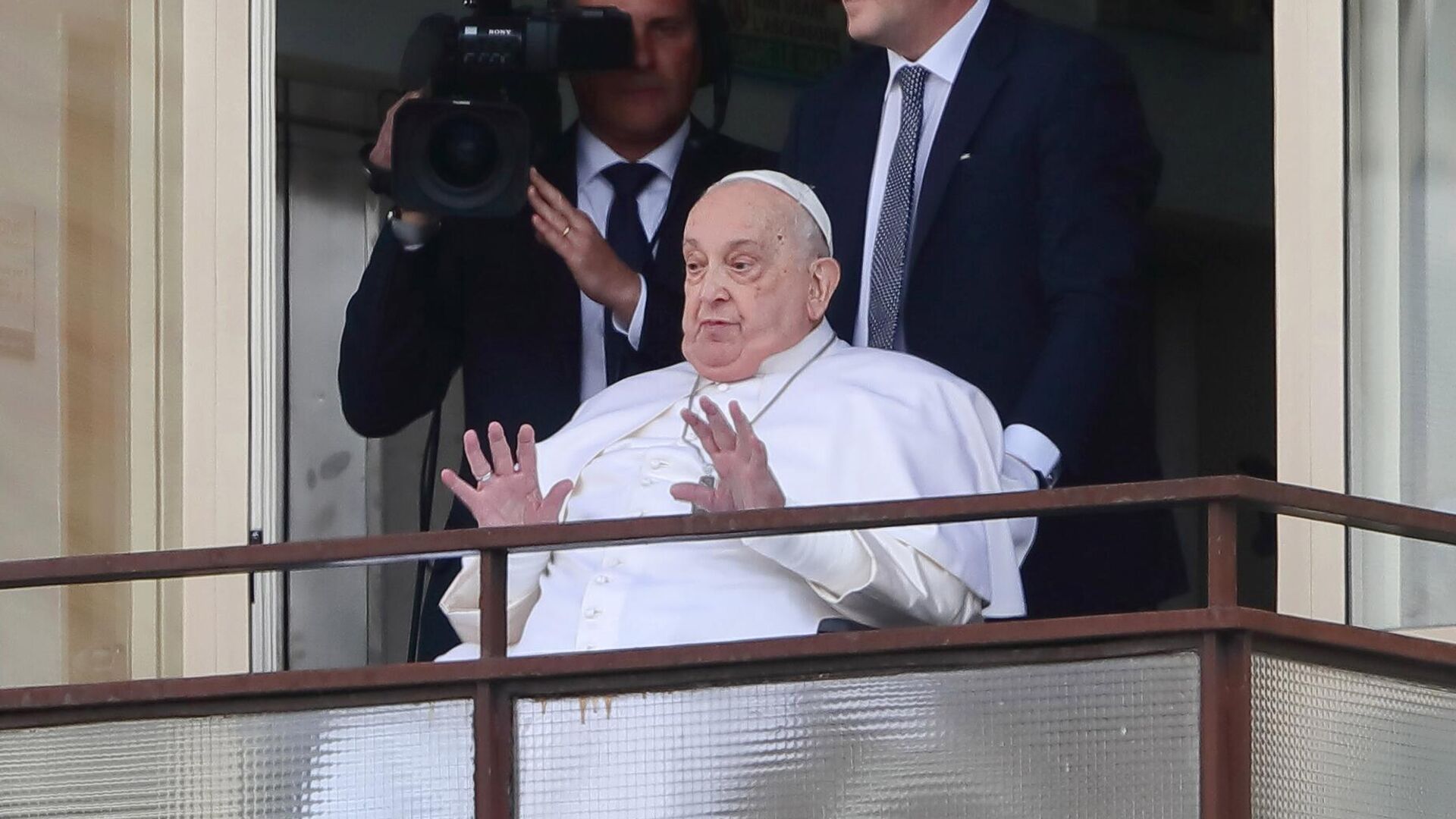 Папа римский Франциск на балконе клиники Джемелли в Риме - РИА Новости, 1920, 25.03.2025