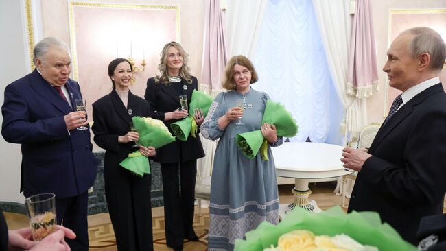 Президент РФ Владимир Путин общается с участниками церемонии вручения премий президента для молодых деятелей культуры 