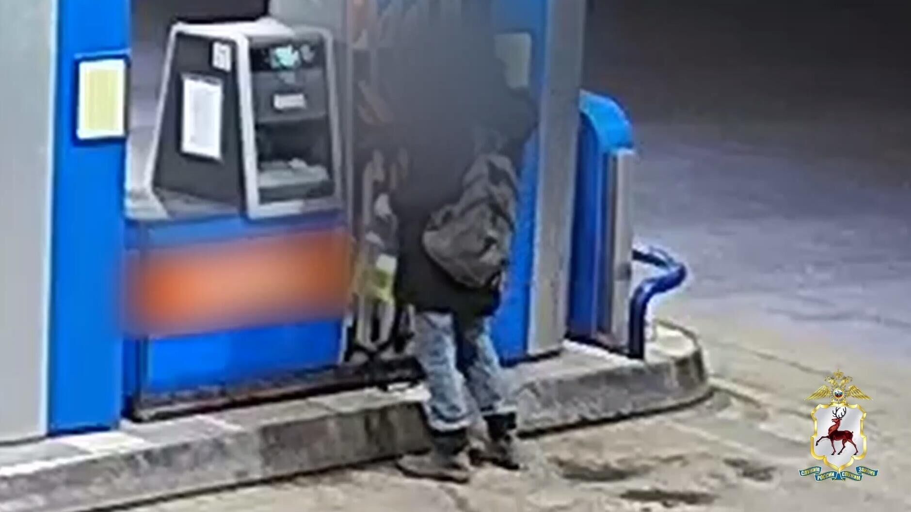 Житель Нижнего Новгорода приобретает бензин на автозаправке для поджога базовой станции мобильного оператора в Нижнем Новгороде. Кадр видео Житель Нижнего Новгорода приобретает бензин на автозаправке для поджога базовой станции мобильного оператора в Нижнем Новгороде. Кадр видео - РИА Новости, 1920, 26.03.2025