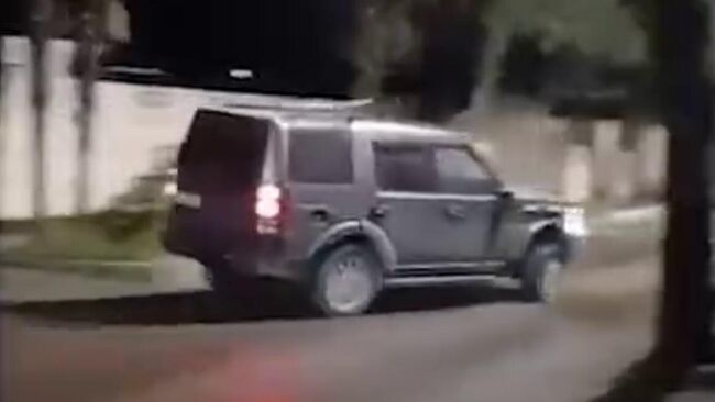 Автомобиль, на которм скрылся подозреваемй в убийстве женщины в поселке Дагомыс Лазаревского района Сочи. Кадр видео