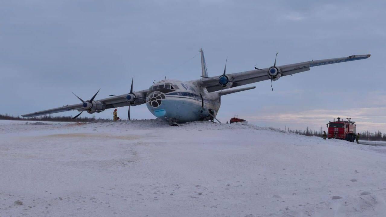 Самолет Ан-12 выкатился за пределы ВПП в Новом Уренгое Самолет Ан-12 выкатился за пределы ВПП в Новом Уренгое - РИА Новости, 1920, 27.03.2025