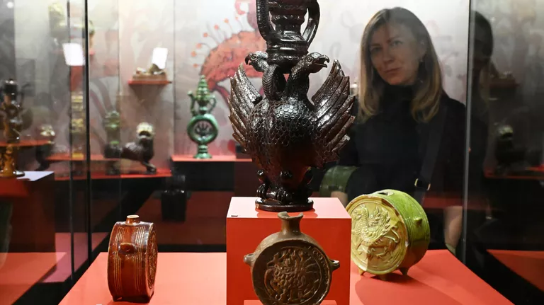 Посетительница выставки Сказочные образы в русской керамике в Историческом музее в Москве