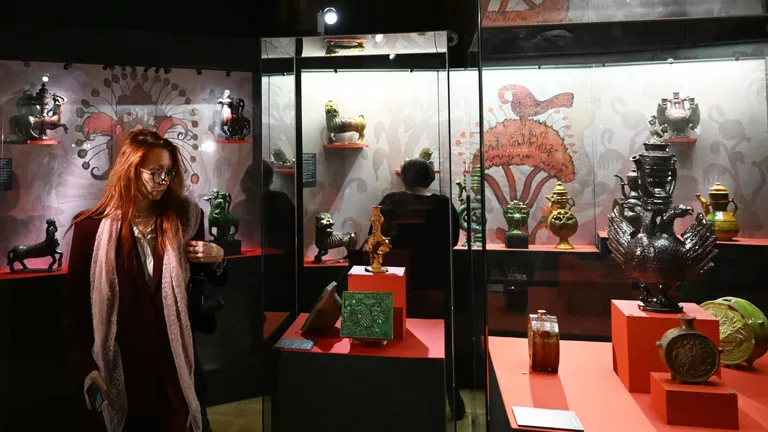 Посетительница выставки Сказочные образы в русской керамике в Историческом музее в Москве