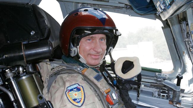 Президент России Владимир Путин в кабине стратегического бомбардировщика Ту-160 Павел Таран