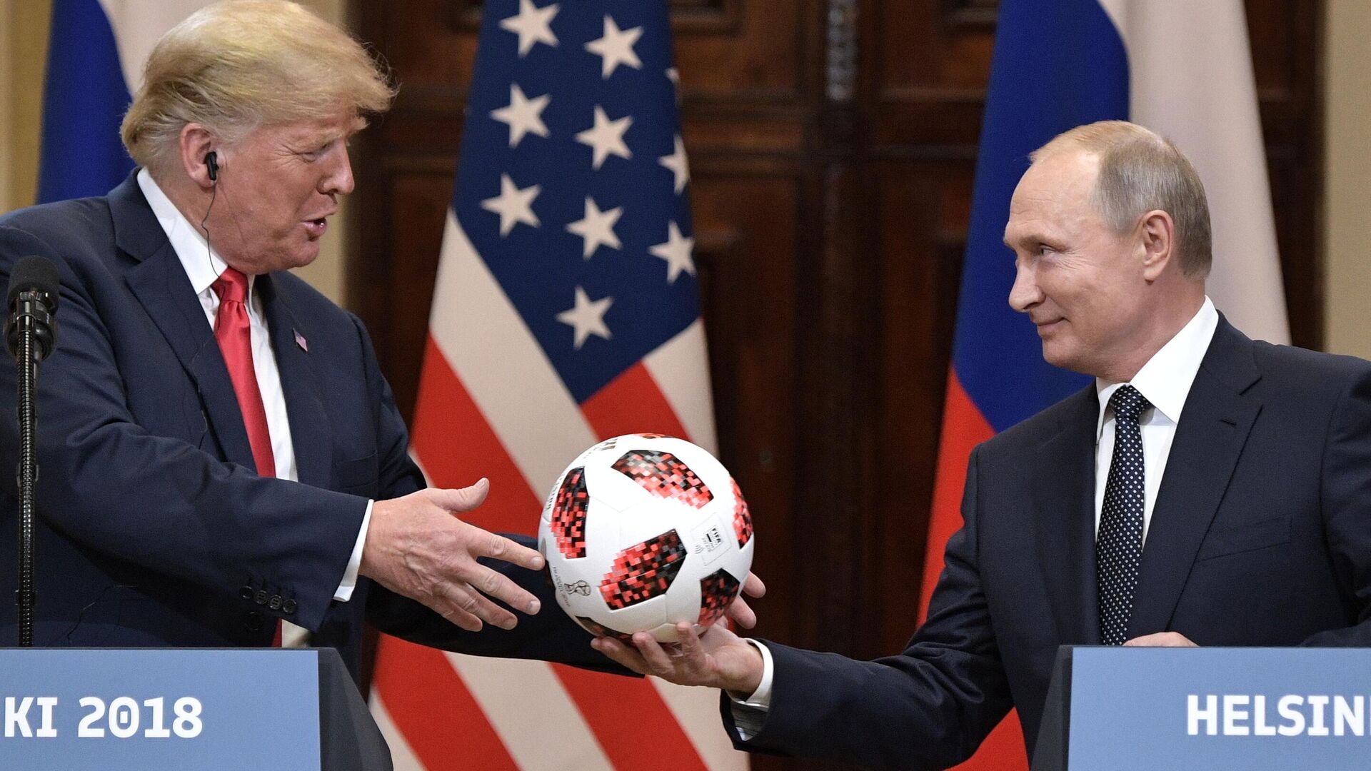 Президент России Владимир Путин и президент США Дональд Трамп (слева) - РИА Новости, 1920, 15.05.2025