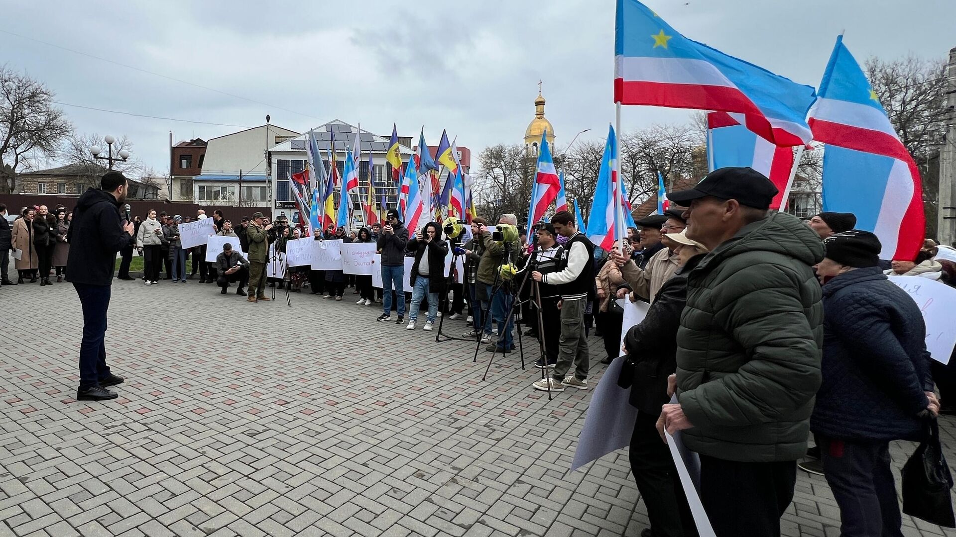 Жители участвуют в мирной акции протеста с требованием освобождения главы Гагаузии Евгении Гуцул на площади перед зданием Исполкома в Комрате - РИА Новости, 1920, 14.04.2025