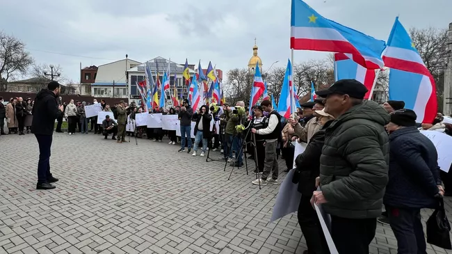 Жители участвуют в мирной акции протеста с требованием освобождения главы Гагаузии Евгении Гуцул на площади перед зданием Исполкома в Комрате