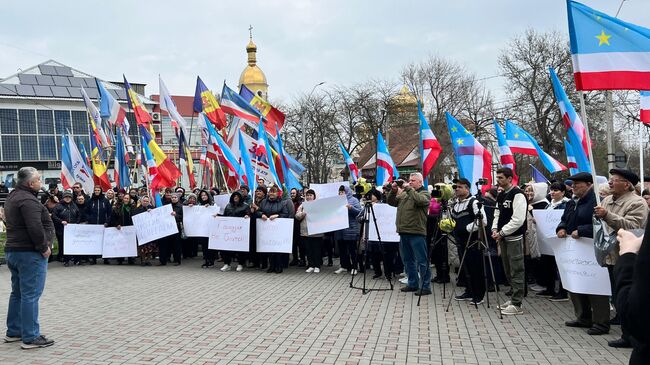 Жители участвуют в мирной акции протеста с требованием освобождения главы Гагаузии Евгении Гуцул на площади перед зданием Исполкома в Комрате