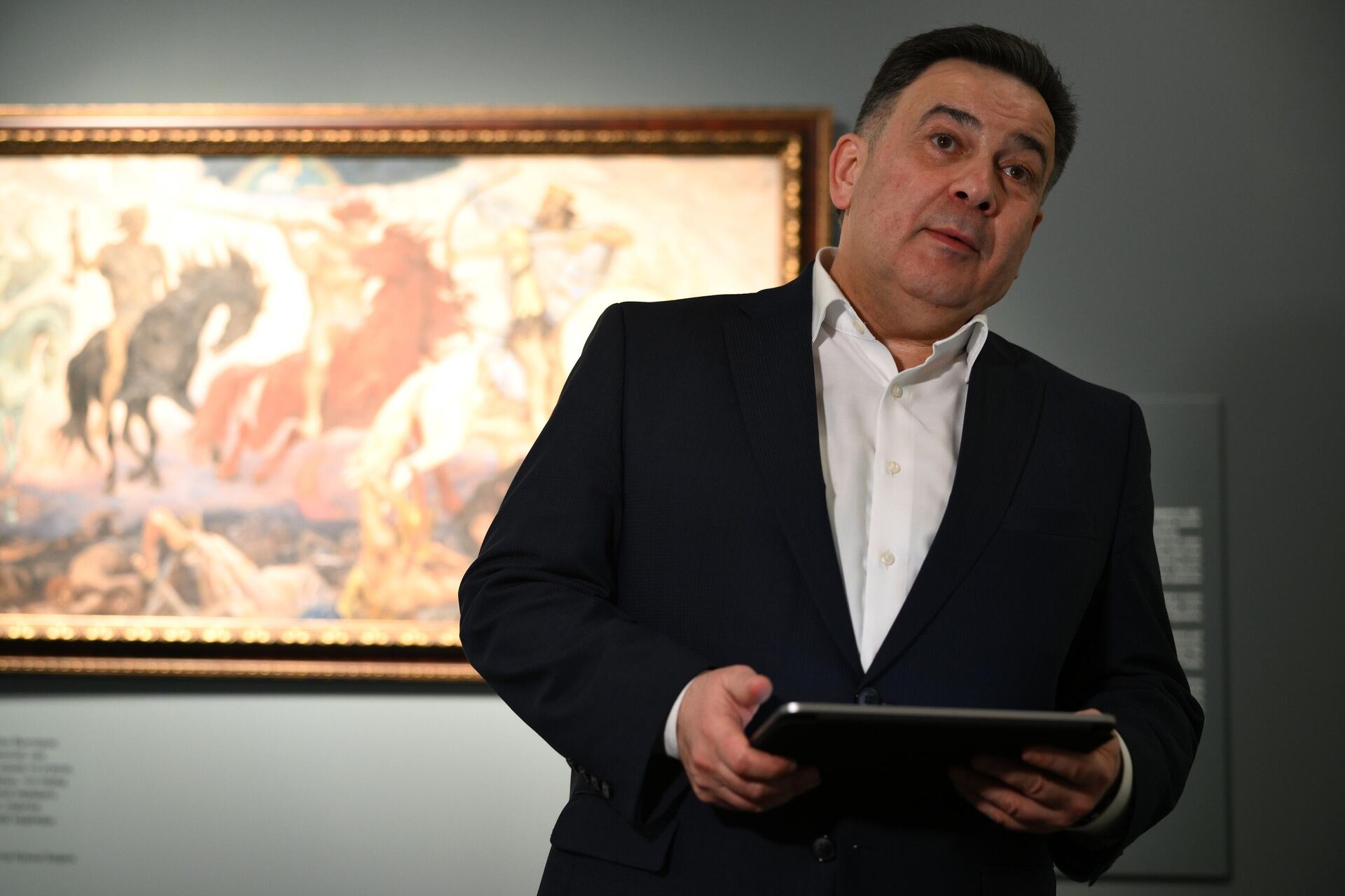 Генеральный директор Российского национального музея музыки Михаил Брызгалов на выставке, объединившей музыку и живопись, Картинки с выставки. 2.0 в музее С. C. Прокофьева - РИА Новости, 1920, 27.03.2025