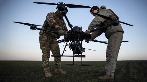 Украинские военнослужащие готовятся к запуску беспилотника Баба-яга