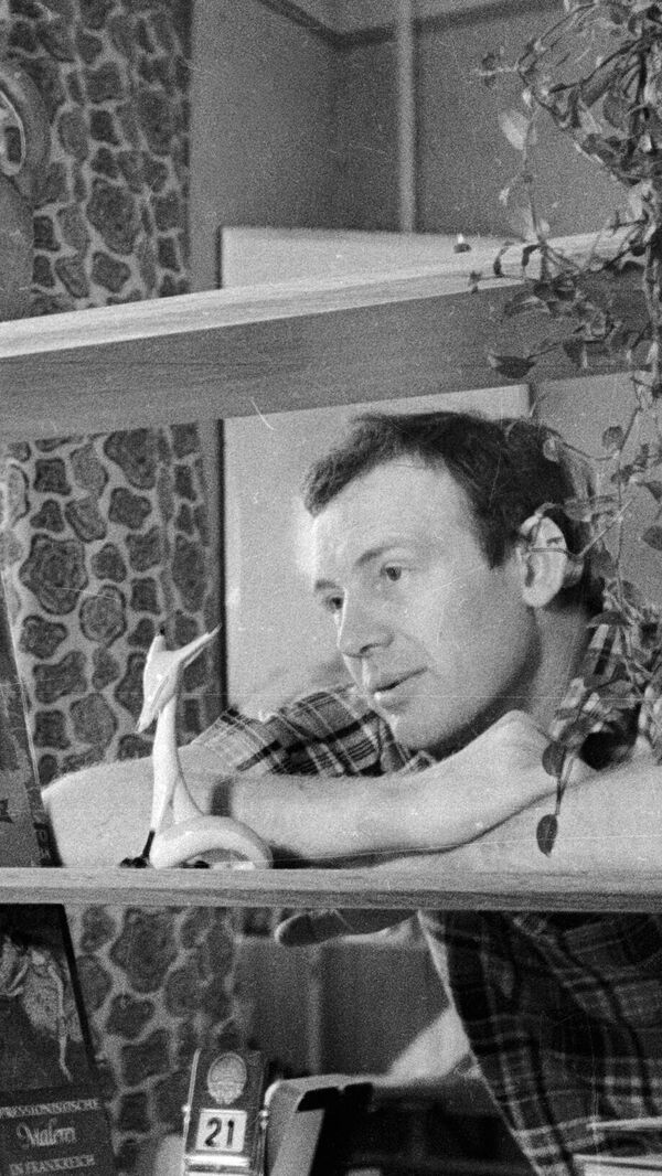 Актер театра и кино Иннокентий Смоктуновский дома Актер театра и кино Иннокентий Смоктуновский дома