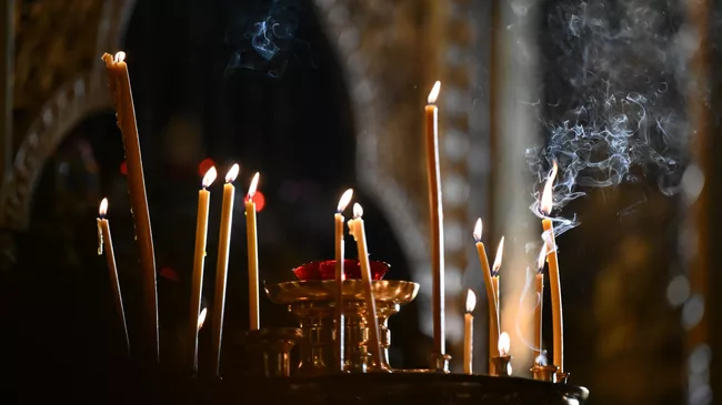 Поставец со свечами в Богоявленском кафедральном соборе в Москве