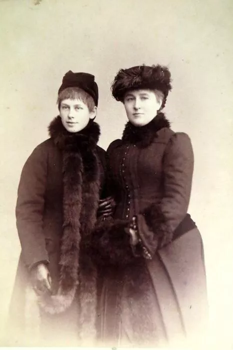 Надежда Ламанова (слева) и М.С. Воронина