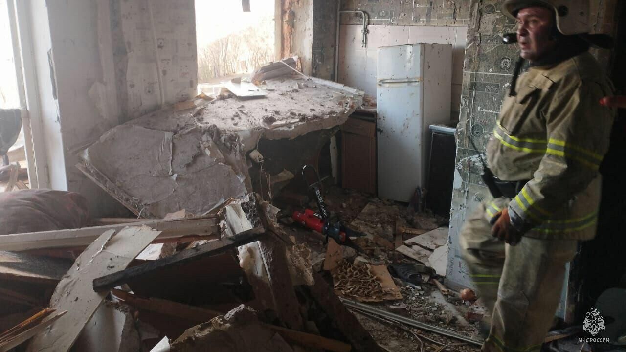 Сотрудник МЧС на месте взрыва газа в поселке Красногорский Челябинской области - РИА Новости, 1920, 27.03.2025