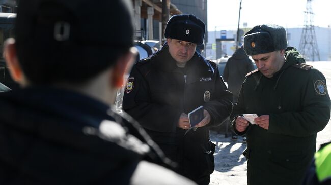 Сотрудники полиции и СК проверяют документы мигрантов