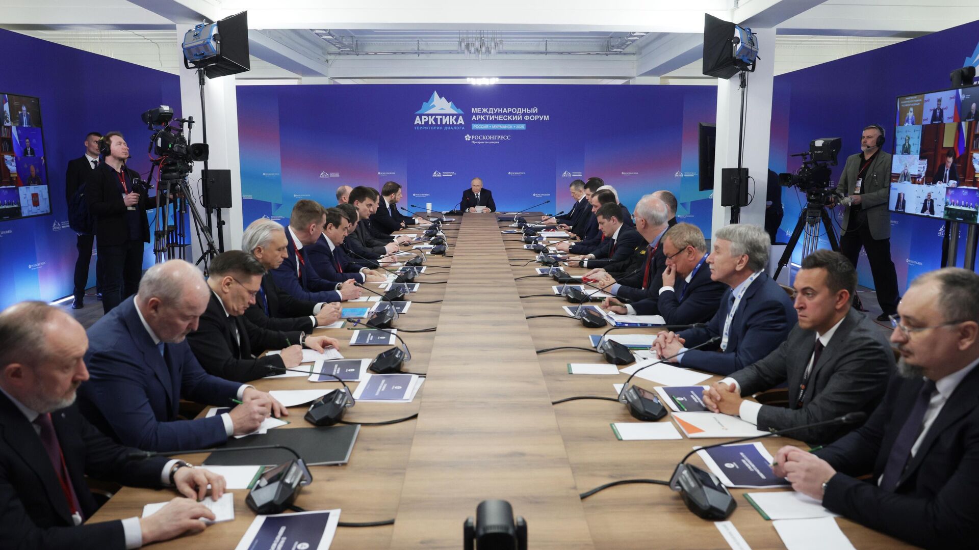 Президент РФ Владимир Путин на совещании по вопросам развития Арктической зоны Российской Федерации и Арктического транспортного коридора - РИА Новости, 1920, 27.03.2025