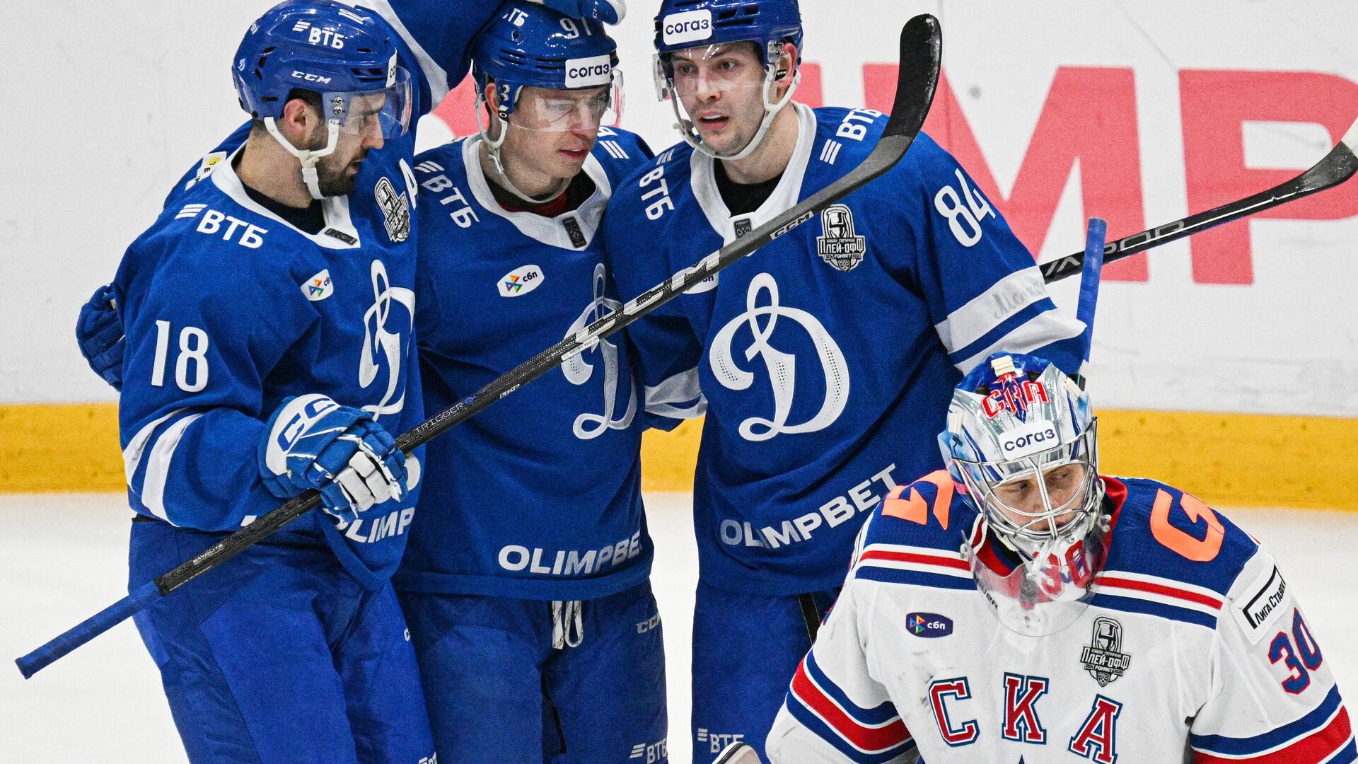 Хоккеисты Динамо празднуют гол в матче против СКА - РИА Новости, 1920, 27.03.2025