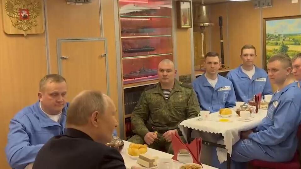 Путин за чашкой чая пообщался с экипажем подводного крейсера Архангельск - РИА Новости, 1920, 28.03.2025
