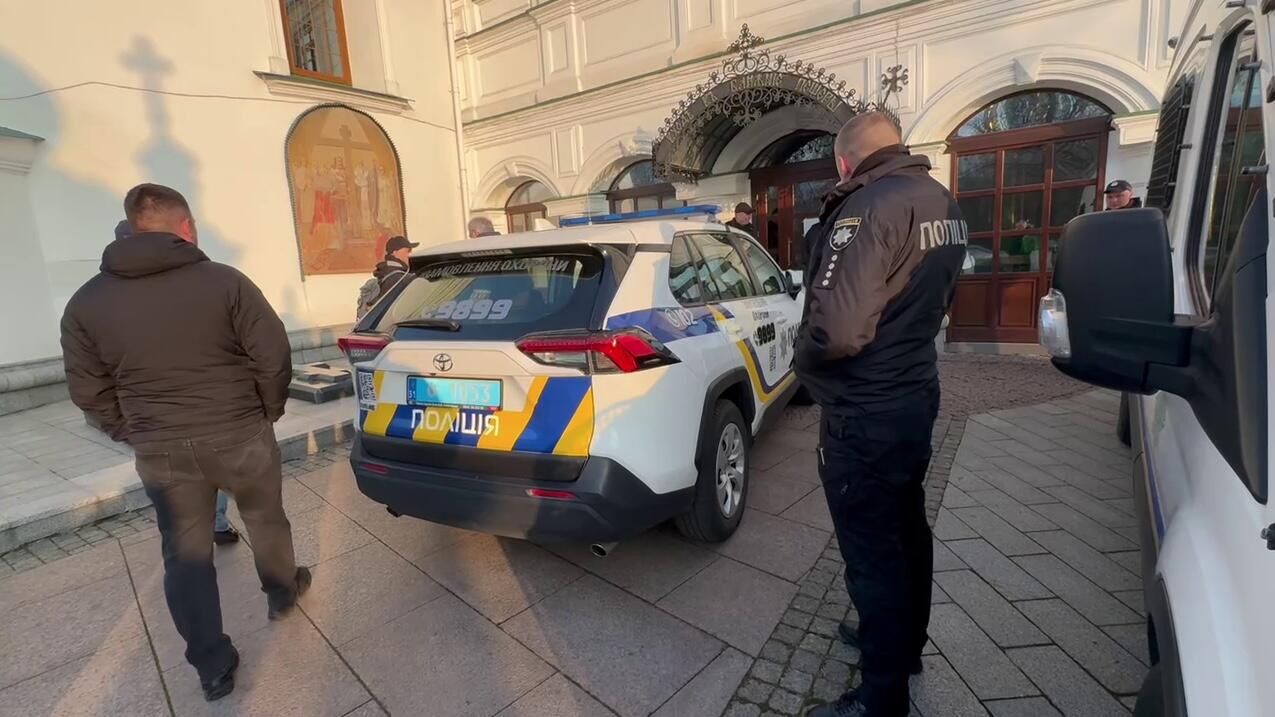 Полицейские автомобили возле входа в Ближние пещеры Киево-Печерской лавры - РИА Новости, 1920, 28.03.2025