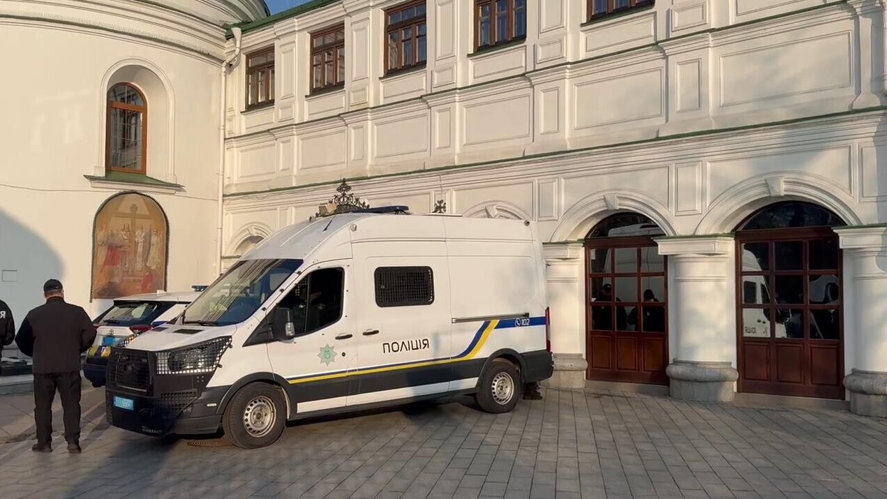 Полицейские автомобили возле входа в Ближние пещеры Киево-Печерской лавры - РИА Новости, 1920, 28.03.2025