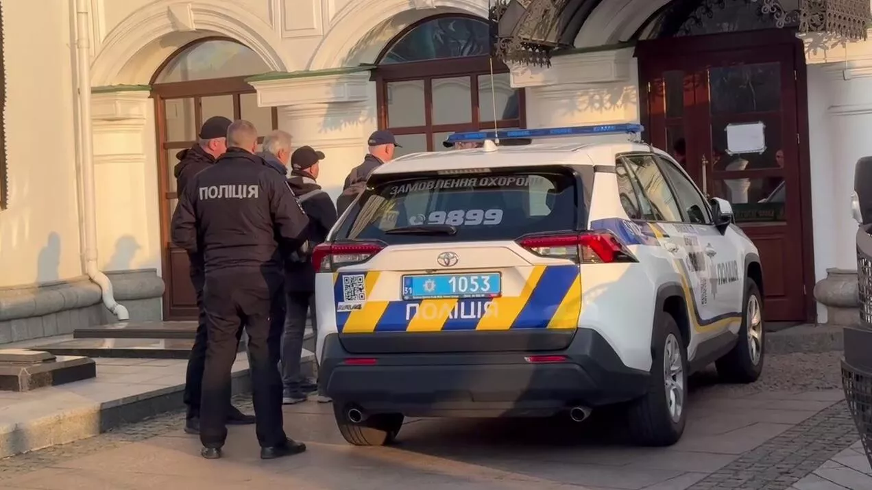 Полицейские автомобили возле входа в Ближние пещеры Киево-Печерской лавры - РИА Новости, 1920, 28.03.2025