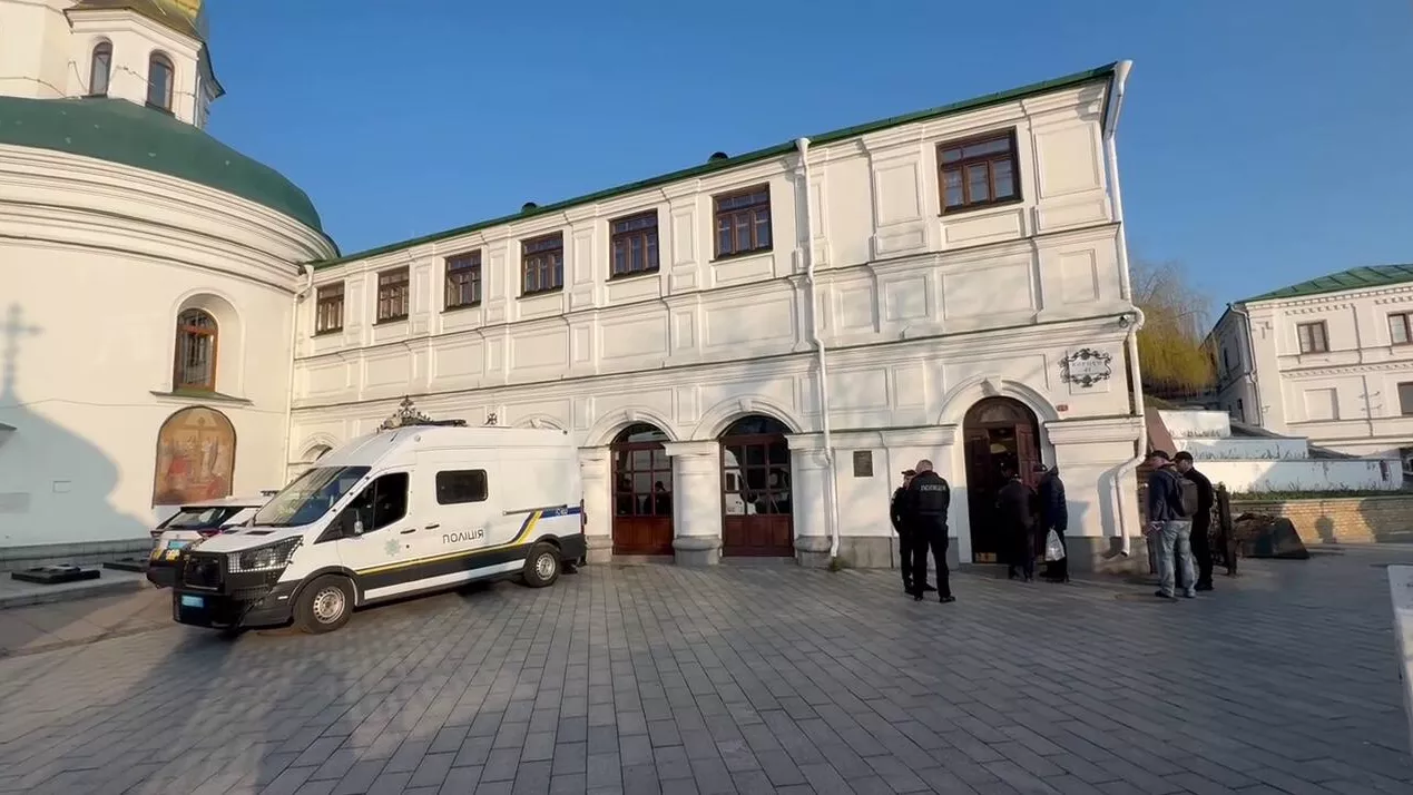 Полицейские автомобили возле входа в Ближние пещеры Киево-Печерской лавры - РИА Новости, 1920, 28.03.2025
