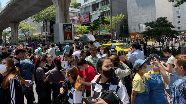 Люди во время землетрясения в Бангкоке