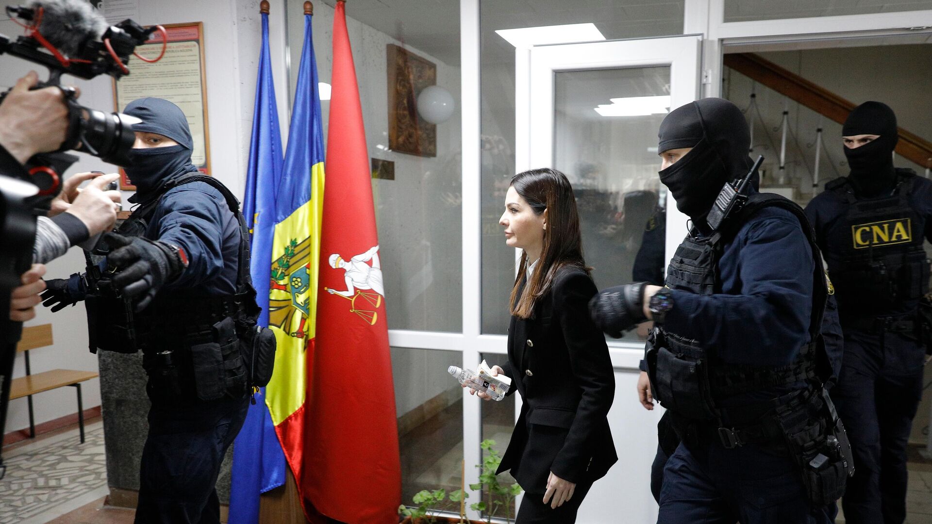 Глава Гагаузии Евгения Гуцул доставлена в суд сектора Чеканы в Кишиневе - РИА Новости, 1920, 28.03.2025
