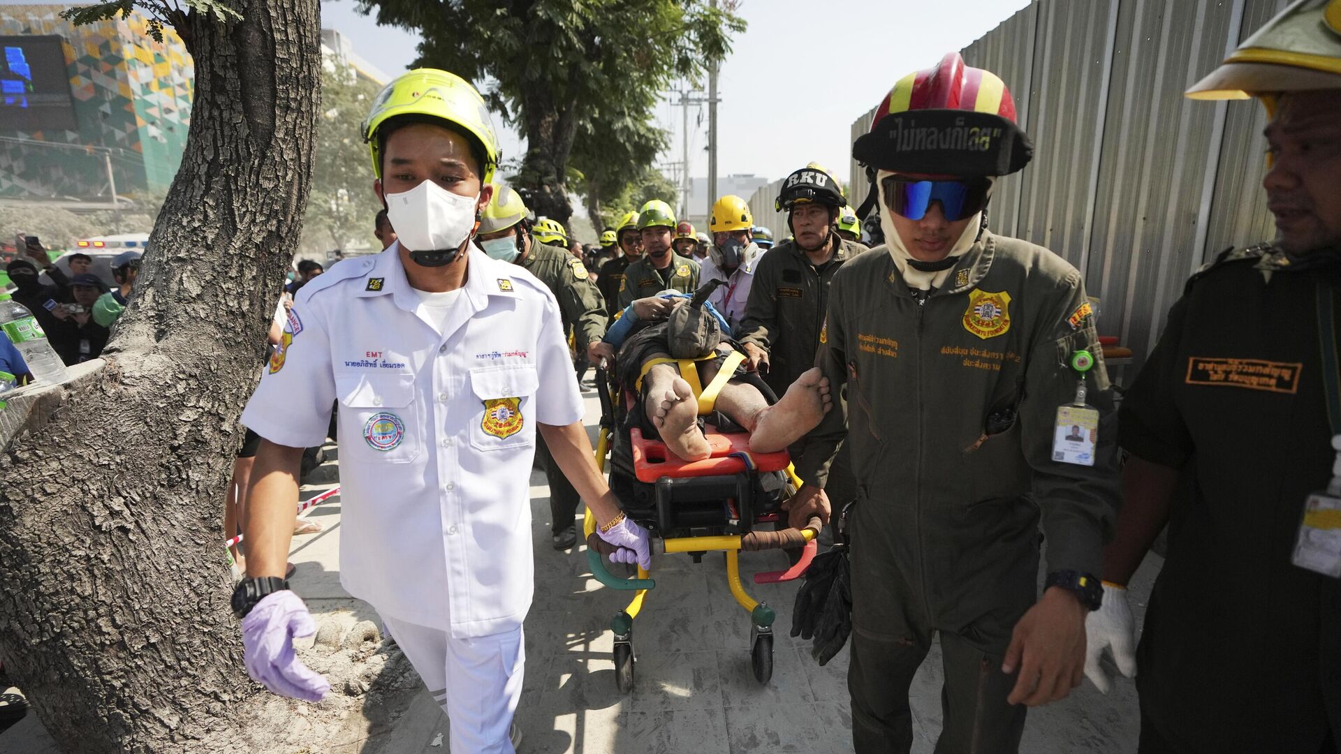 Спасатели выносят пострадавшего с места обрушения здания в Бангкоке - РИА Новости, 1920, 28.03.2025