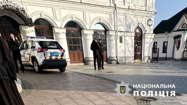 Украинские полицейские на территории Киево-Печерской Лавры в Киеве