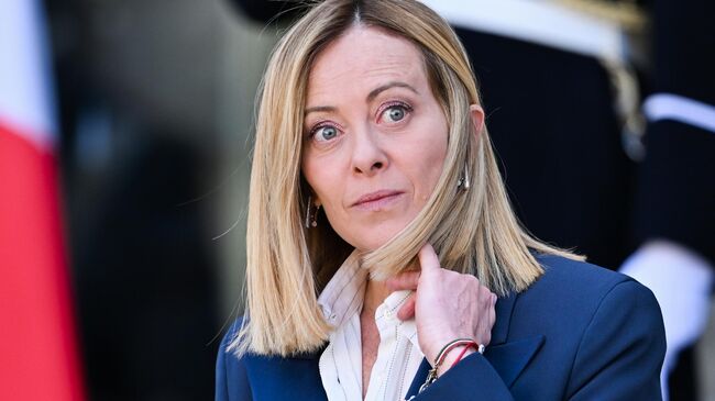 Премьер-министр Италии Джорджия Мелони покидает саммит коалиции желающих в Елисейском дворце в Париже, Франция