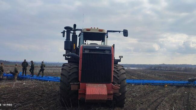 Мужчина получил минно-взрывную травму и осколочные ранения головы при наезде трактора на взрывное устройство в Льговском районе