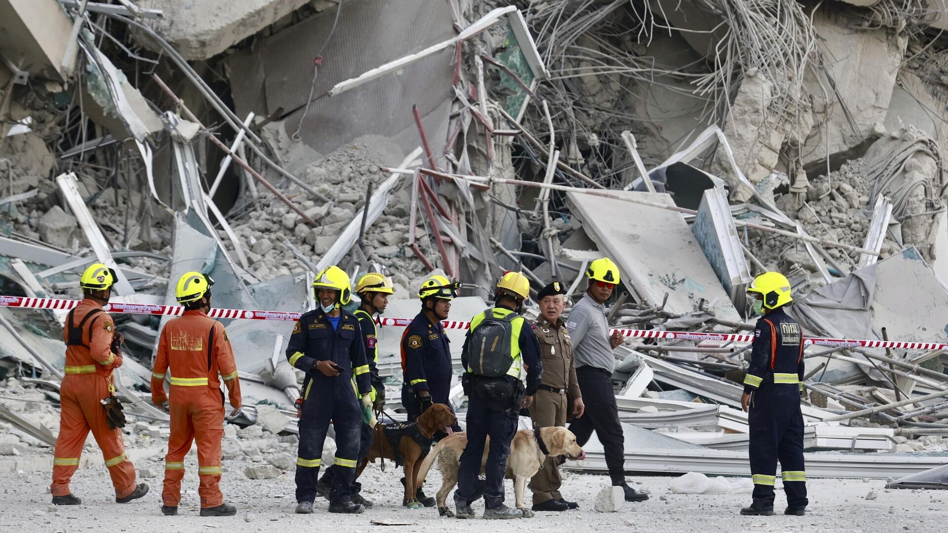 Спасатели на месте обрушения здания в Бангкоке - РИА Новости, 1920, 07.04.2025