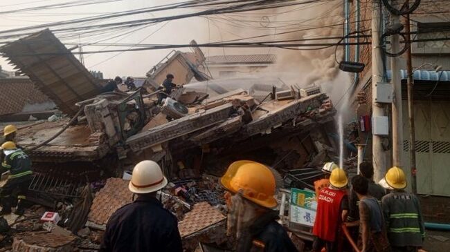 Пожарные тушат пожар в Сагайне после землетрясения. 28 марта 2025