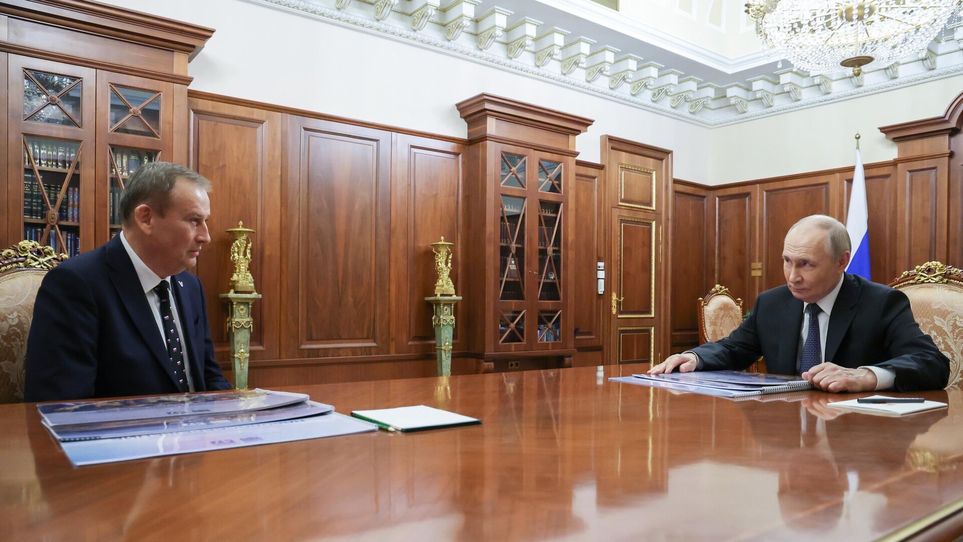 Президент РФ Владимир Путин и губернатор Ленинградской области Александр Дрозденко во время встречи - РИА Новости, 1920, 28.03.2025
