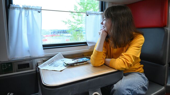 Пассажирка в купе первого туристического поезда