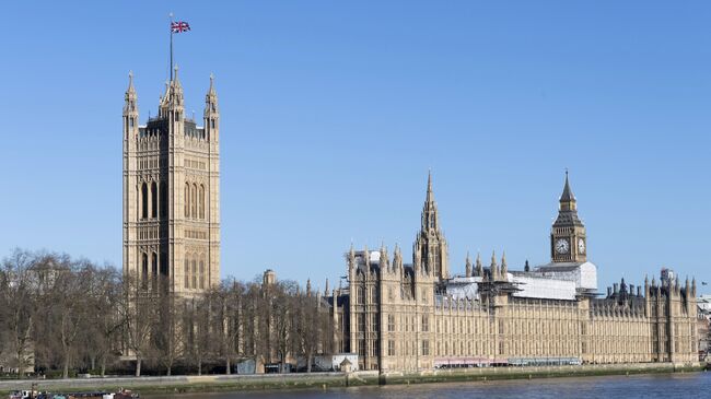 Вид с противоположного берега реки Темза на Вестминстерского дворца в Лондоне