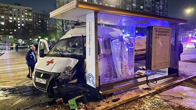 Последствия наезда машины скорой помощи на остановку общественного транспорта на улице Кировоградская на юге Москвы. 28 марта 2025