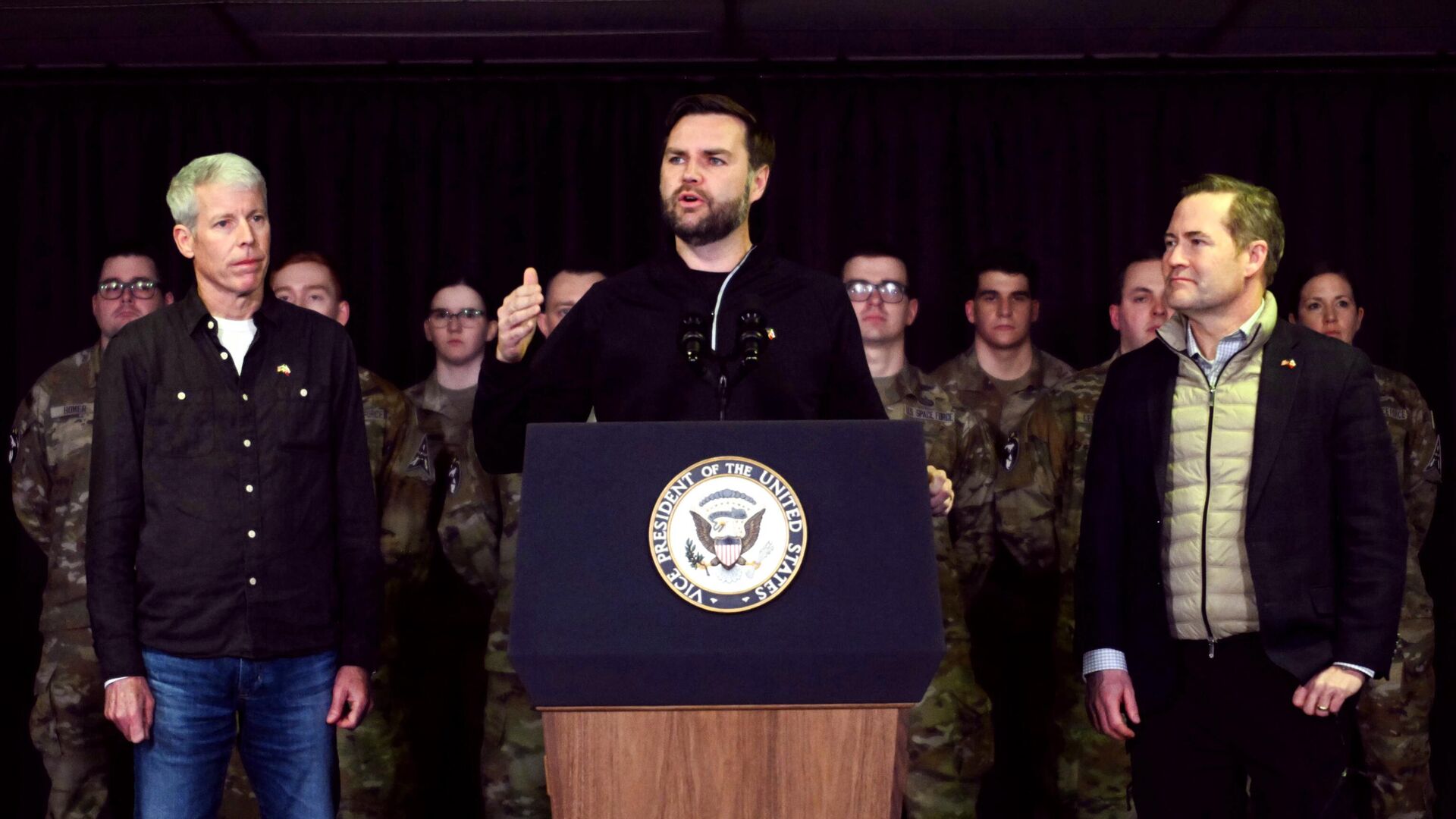 Вице-президент США Джей Ди Вэнс выступает на американской военной базе Питуффик, Гренландия. 28 марта 2025 Вице-президент США Джей Ди Вэнс выступает на американской военной базе Питуффик, Гренландия. 28 марта 2025 - РИА Новости, 1920, 28.03.2025