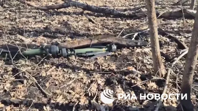 Арсенал боеспособных шведско-британских противотанковых гранатометов NLAW, захваченный в Курской области