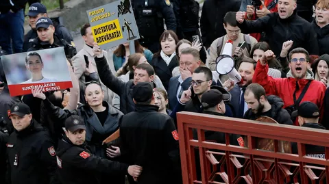 Сторонники главы Гагаузии Евгении Гуцул у здания суда в Кишиневе