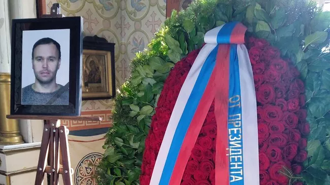 Венок от президента России Владимира Путина прислали на прощание с погибшим в зоне специальной военной операции оператором телеканала Звезда Андреем Пановым