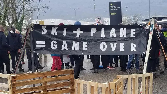 Экоактивисты заблокировали подъездную дорогу к аэропорту курортного Шамбери. 29 марта 2025