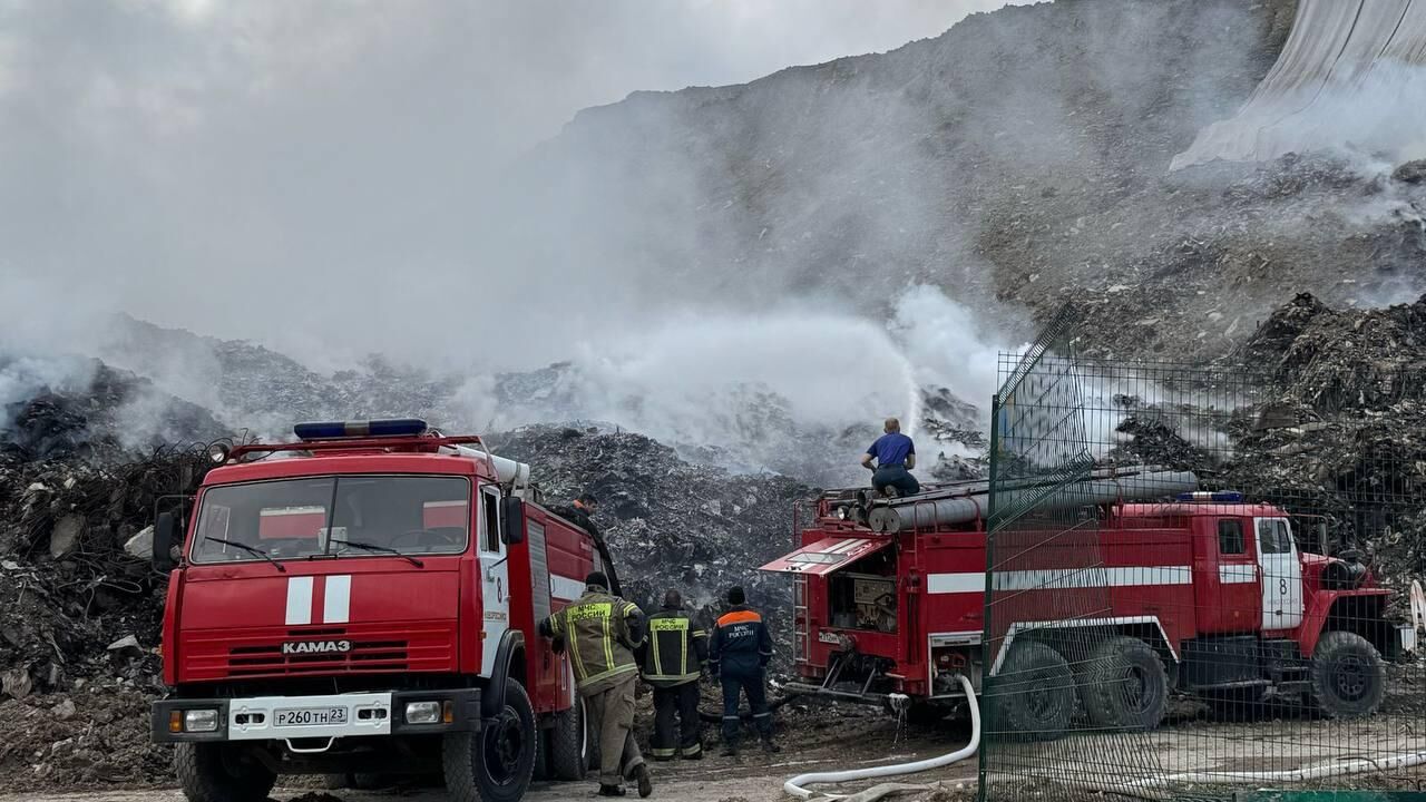 Ликвидация пожара на мусорном полигоне в Новороссийске0