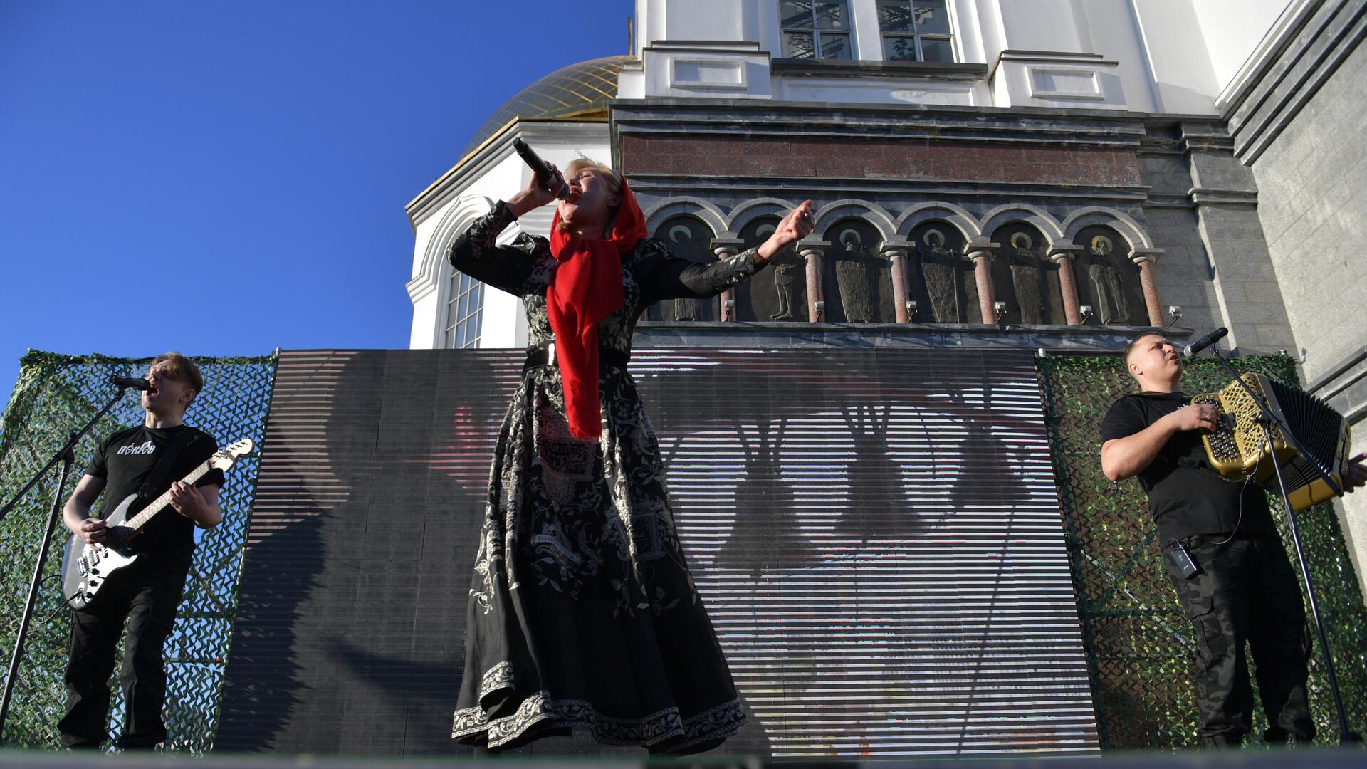 Певица Вика Цыганова выступает на церемонии открытия уличной выставки, посвященной операции Поток, у Храма-на-Крови в Екатеринбурге - РИА Новости, 1920, 30.03.2025