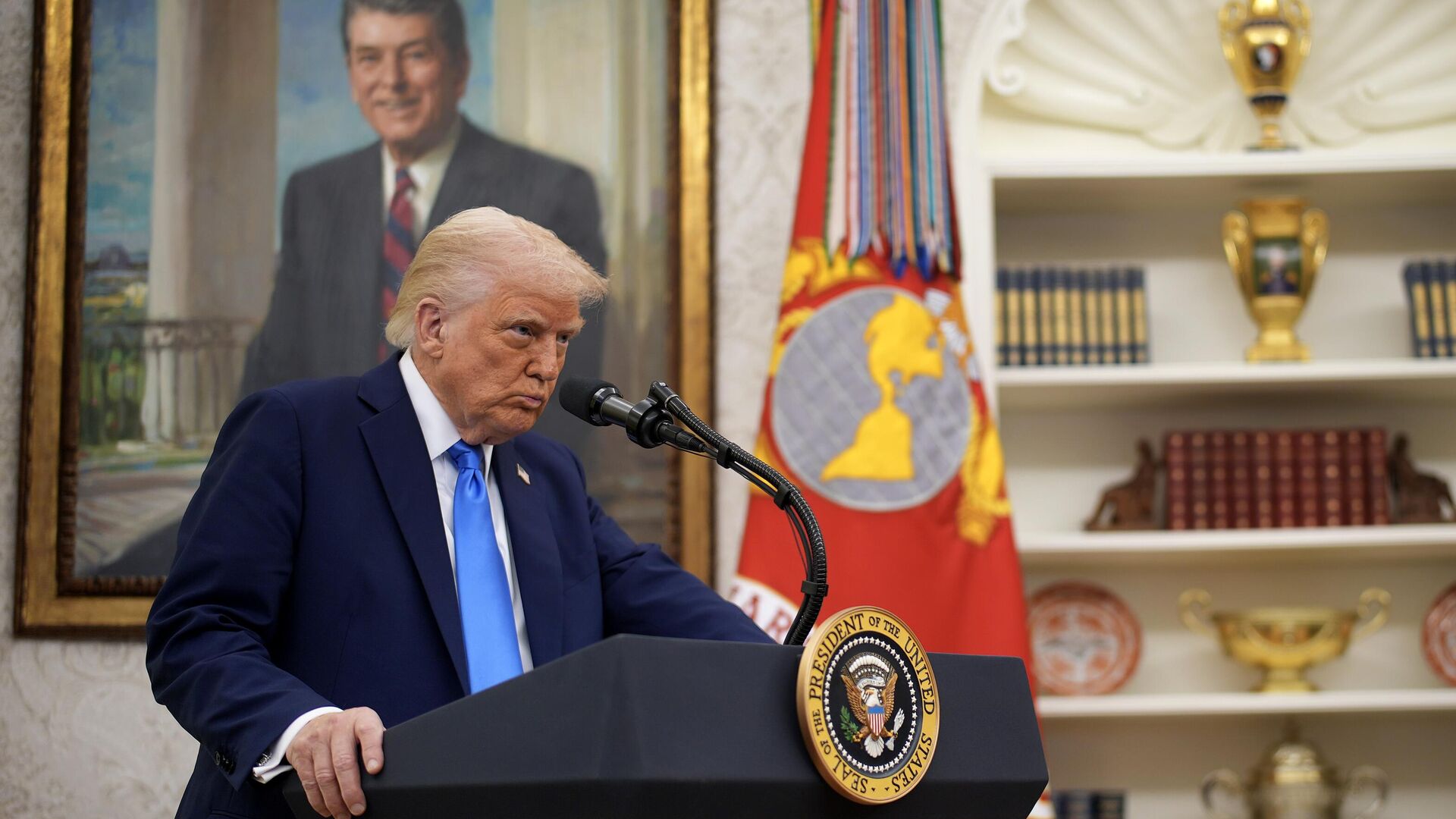 Президент США Дональд Трамп выступает в Овальном кабинете Белого дома Президент США Дональд Трамп выступает в Овальном кабинете Белого дома - РИА Новости, 1920, 30.03.2025
