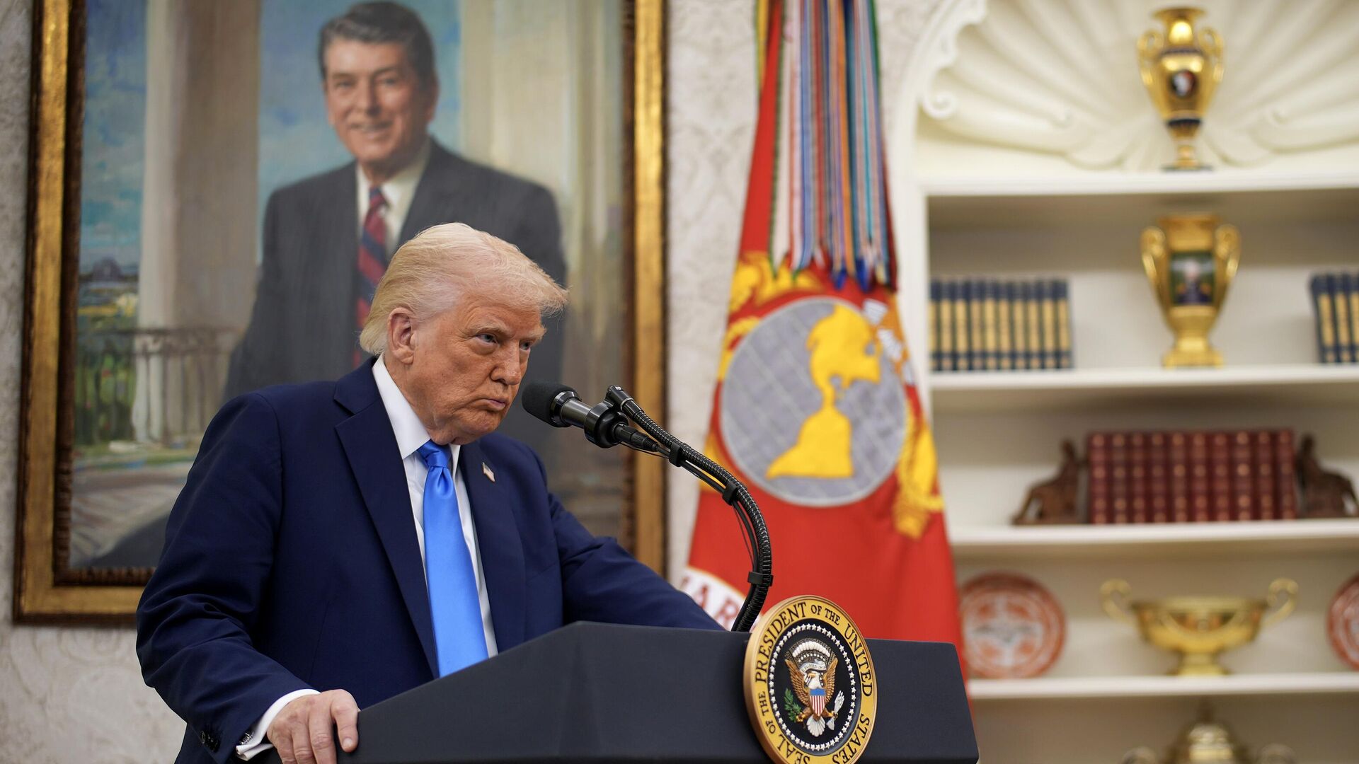 Президент США Дональд Трамп выступает в Овальном кабинете Белого дома - РИА Новости, 1920, 30.03.2025